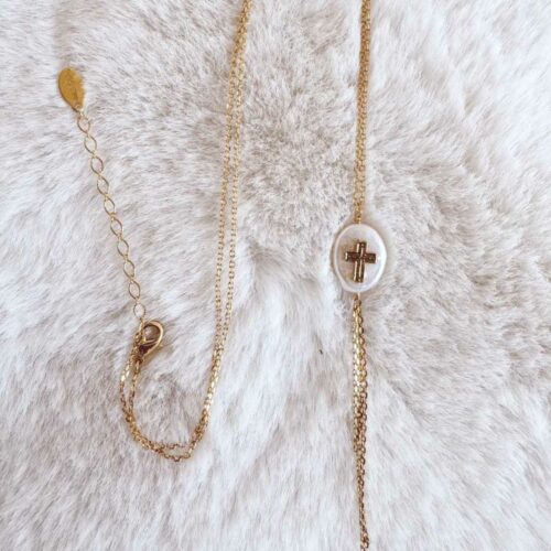 LUMA<br />collier petit galet nacre et croix