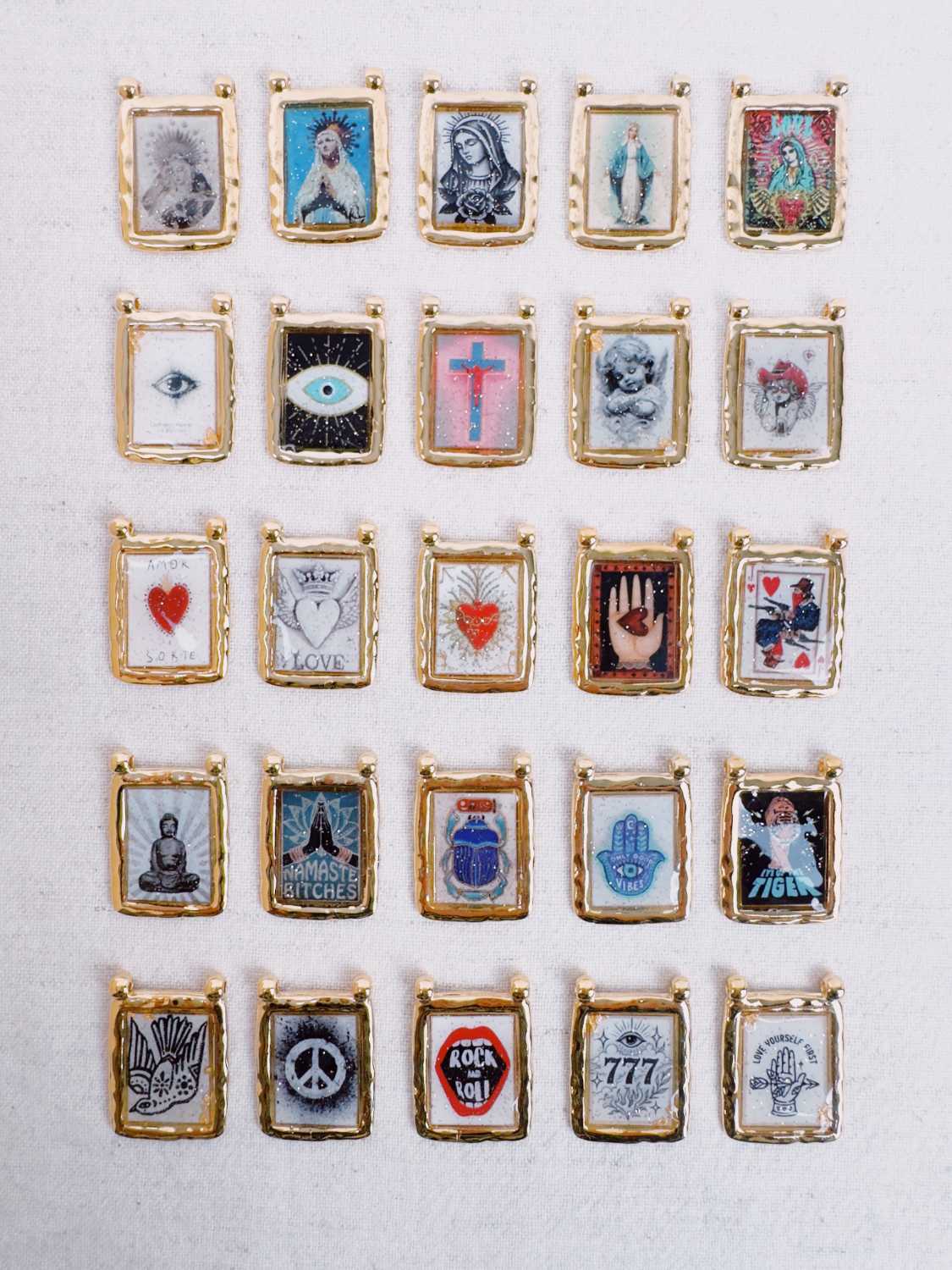 sautoir-scapulaire-planche-mademoiselleoups-1 grande médaille scapulaire icône protectrice - Mademoiselle Oups