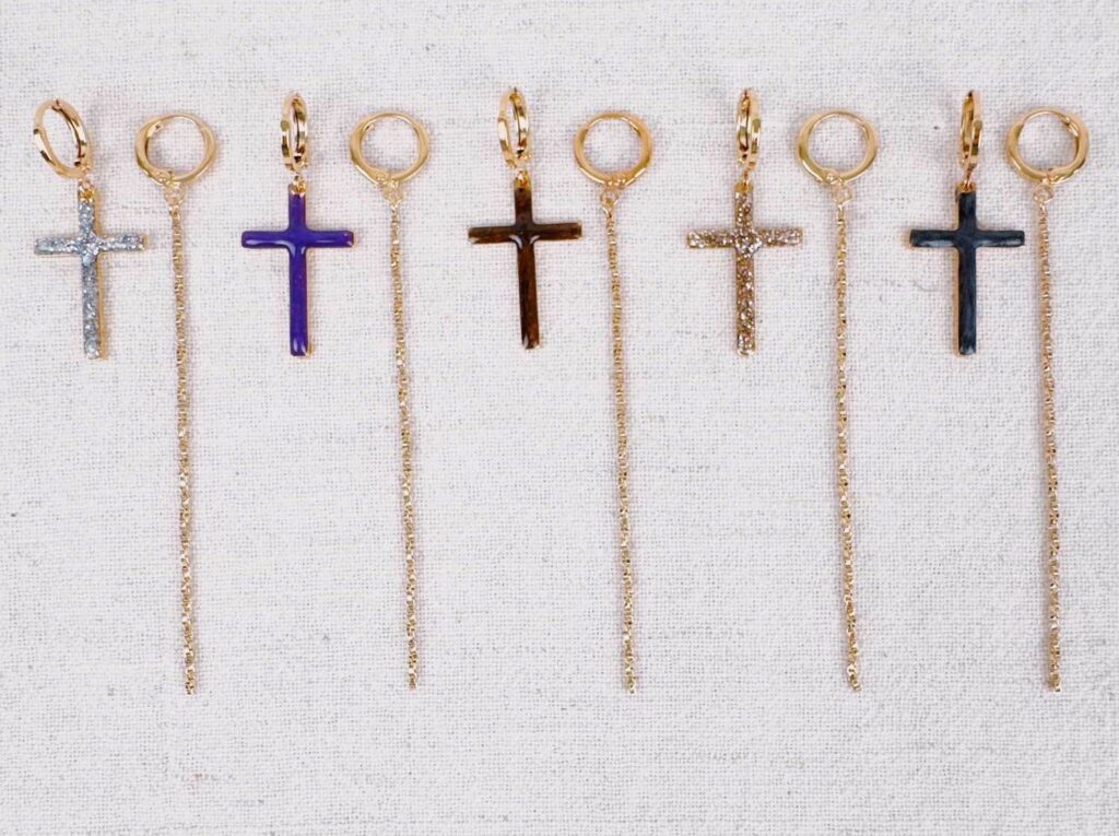 Boucles d'oreilles asymétriques chaîne et croix - Création Mademoiselle Oups