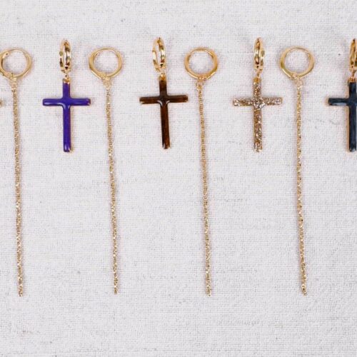 Boucles d'oreilles asymétriques chaîne et croix - Création Mademoiselle Oups