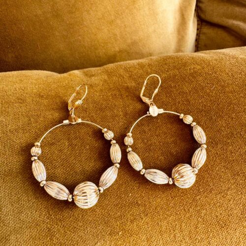 créoles en perles striées dorées - design Mademoiselle Oups