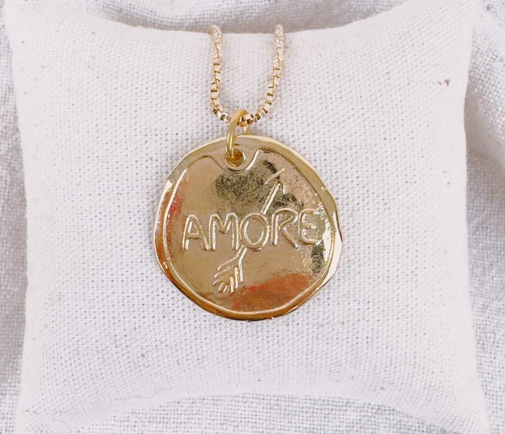 collier médaille ronde inscription amore - design Mademoiselle Oups