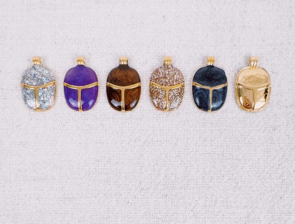 Collier scarabée rond égyptien - création Mademoiselle Oups