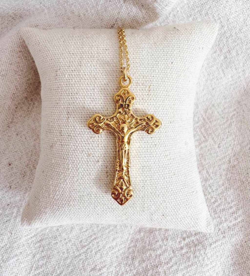collier croix Christ - Fabrication Design français Mademoiselle Oups