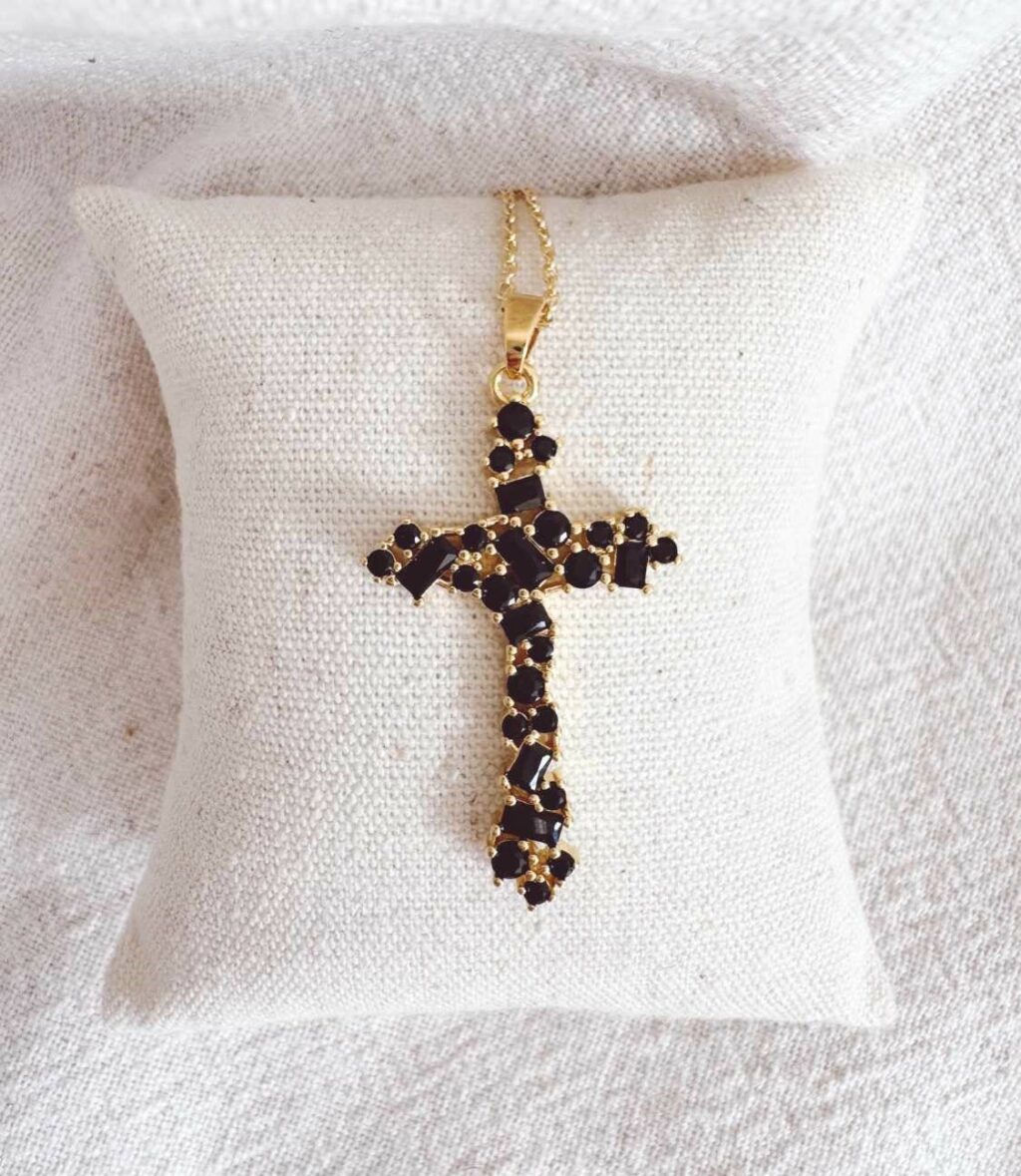 collier croix en cristal noir - Fabrication Design français Mademoiselle Oups