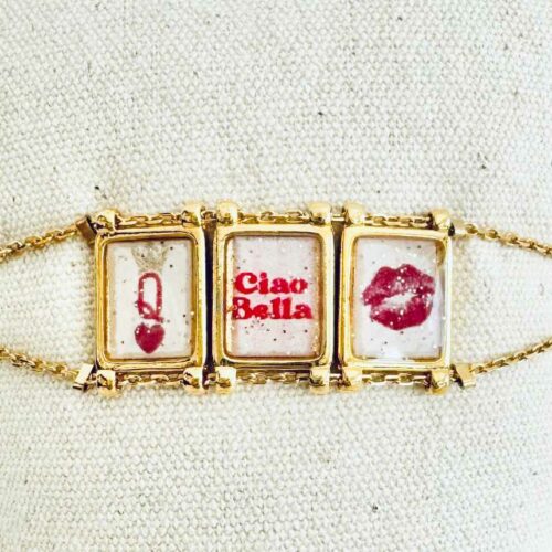 Bracelet artisanal CIAO BELLA composé de trois médailles rectangulaires dorées avec coeur rouge, inscription Ciao Bella et bouche rouge