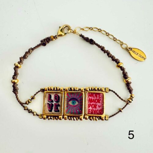 Bracelet artisanal LOVE avec trois médailles rectangulaires dorées, illustrations colorées et cordon marron ajustable