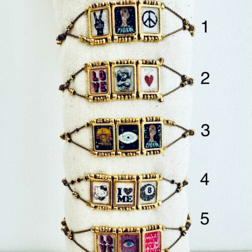 Bracelets artisanaux triptyques dorés, ornés de trois médailles illustrées, sur cordon marron - Mademoiselle Oups