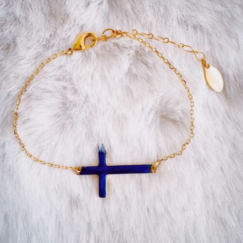 Bracelet grande croix émaillée sur chaine dorée - Design et fabrication Mademoiselle Oups