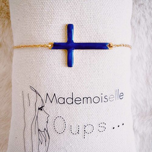 Bracelet grande croix émaillée sur chaine fine dorée - Design et fabrication Mademoiselle Oups