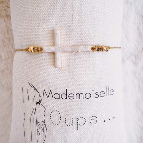 Bracelet grande croix émaillée sur cordon lurex or - Design et fabrication Mademoiselle Oups
