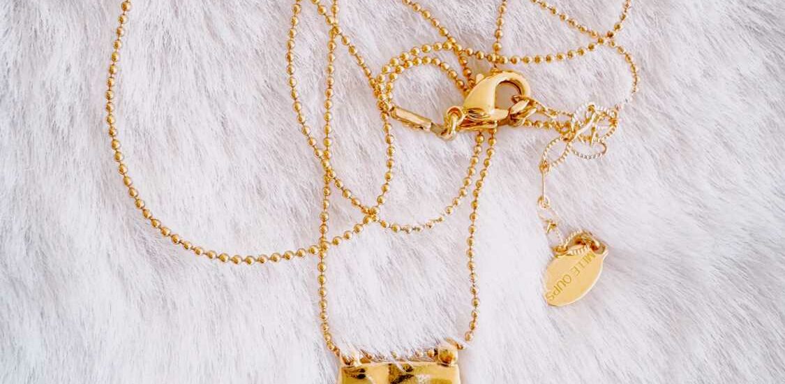 collier-scapulaire-médaille-martelée-mademoiselleoups-1 collier scapulaire médaille moyenne bords martelés et petite croix - Mademoiselle Oups