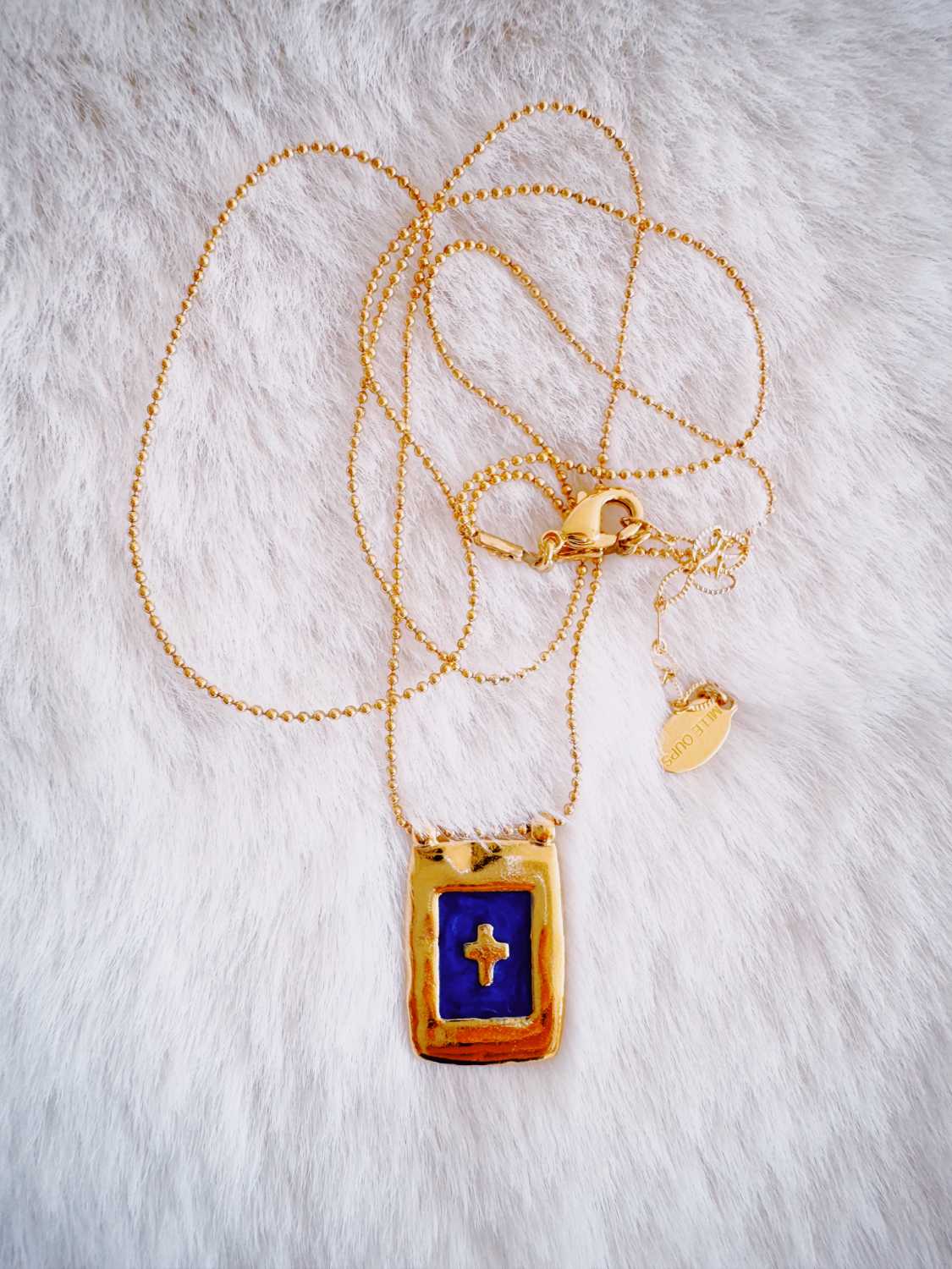 collier-scapulaire-médaille-martelée-mademoiselleoups-1 collier scapulaire médaille moyenne bords martelés et petite croix - Mademoiselle Oups