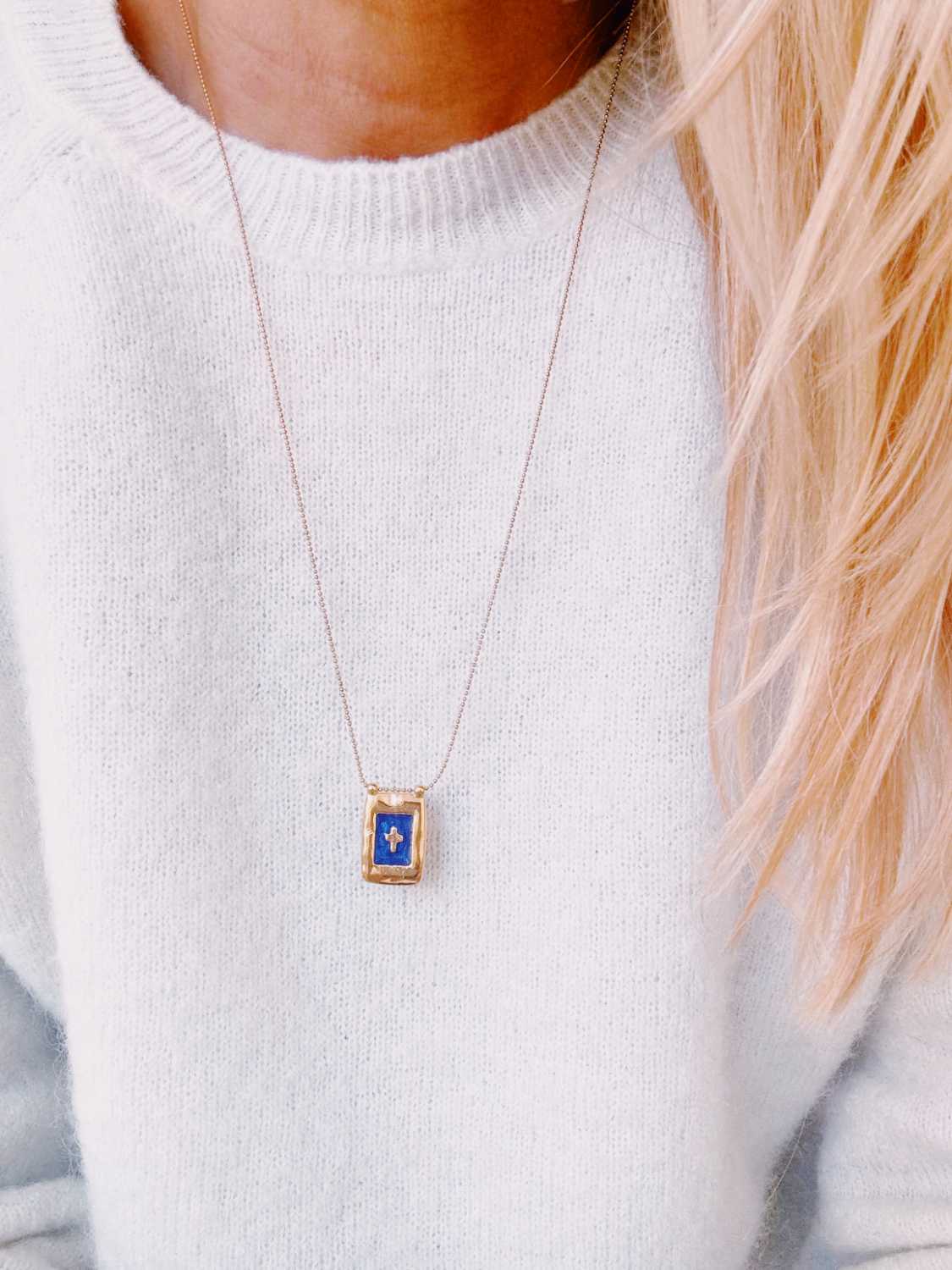 collier-scapulaire-médaille-martelée-mademoiselleoups-2 collier chaine scapulaire bords martelés et croix - Mademoiselle Oups Made in France