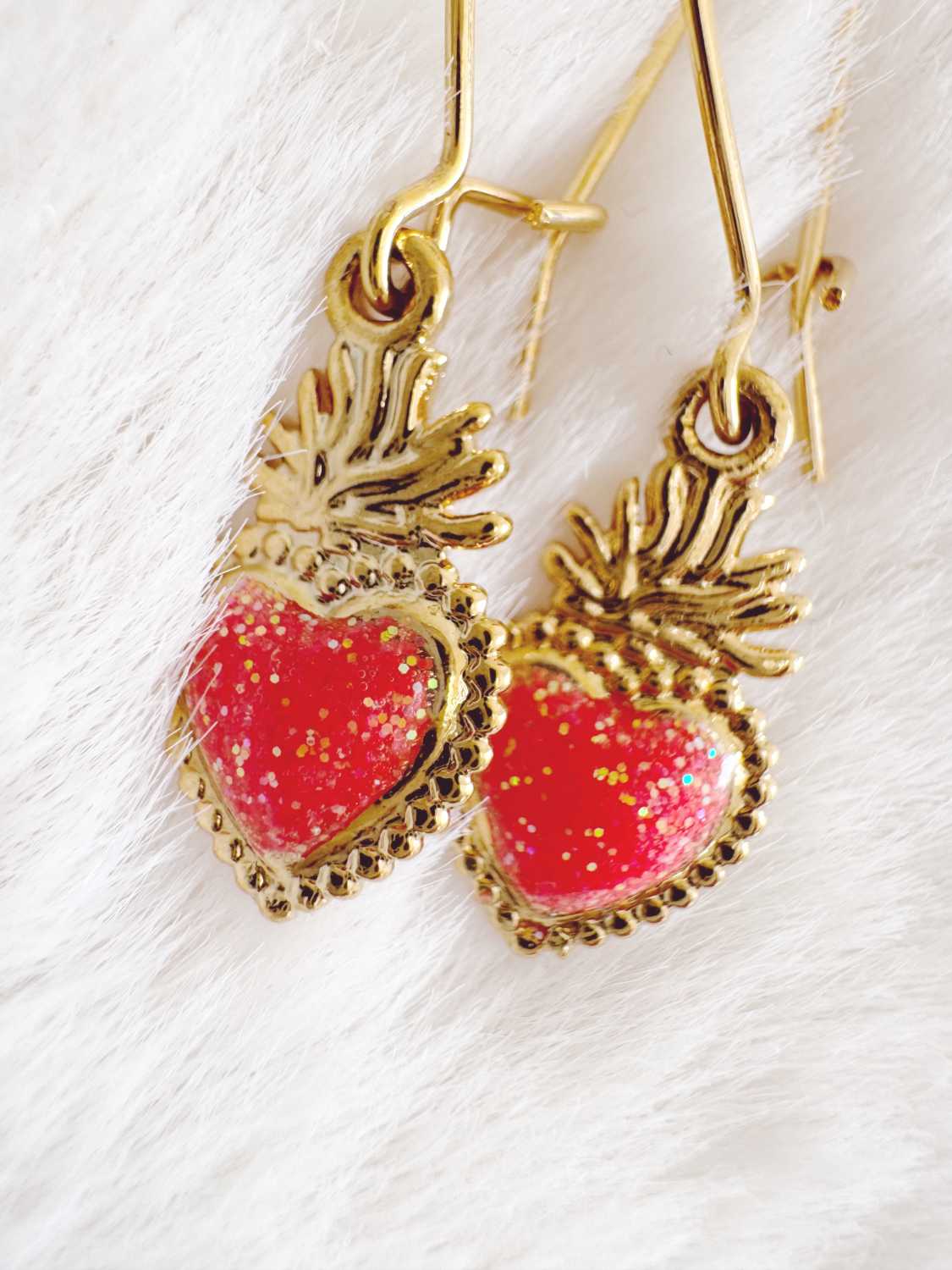 boucles-d'oreilles-mini-coeur-émaillés-mademoiselleoups-2 boucles d'oreilles crochets mini cœurs sacrés émaillés - design by Mademoiselle Oups