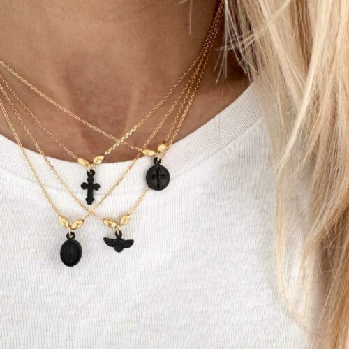 collier chaine dorée médaille noire accumulation exvoto - made in France design Mademoiselle Oups
