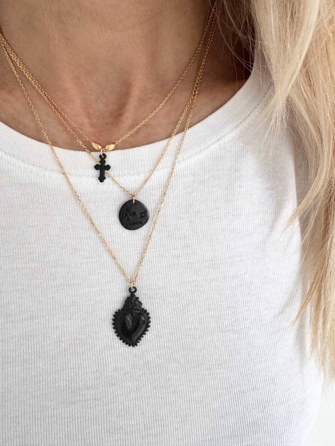 collier-croix-coeur-exvoto-noir-pendentif-chaine-mademoiselleoups1 collier chaine dorée médaille noire sacré-coeur colombe exvoto - fabrication française design Mademoiselle Oups