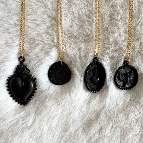 collier chaine dorée médaille noire sacré-coeur colombe à la vie à l'amor exvoto - fabrication française design Mademoiselle Oups
