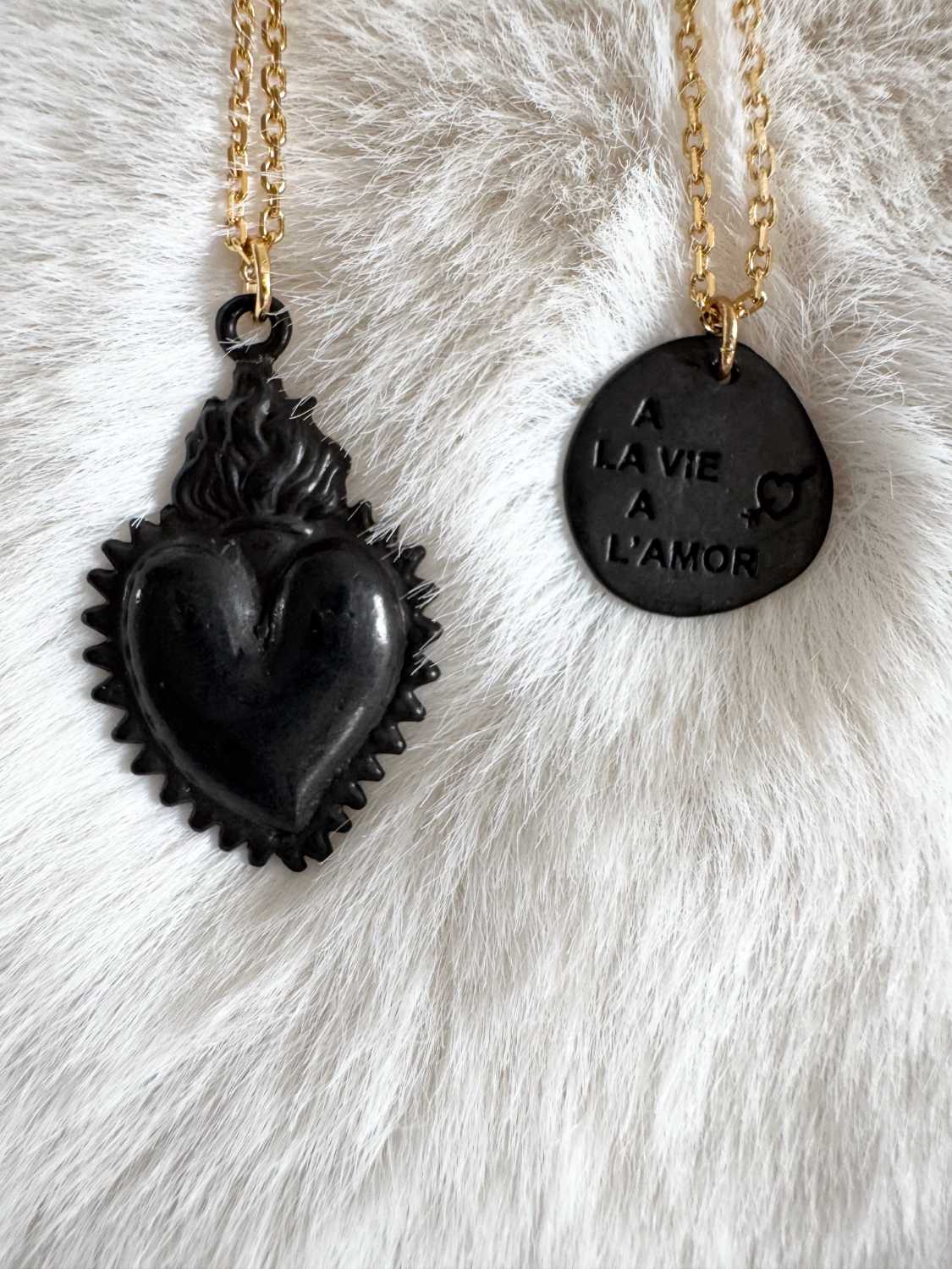 collier-croix-sacré-coeur-colombe-exvoto-noir-pendentif-chaine-mademoiselleoups2 collier chaine dorée médaille noire exvoto - fabrication française design Mademoiselle Oups