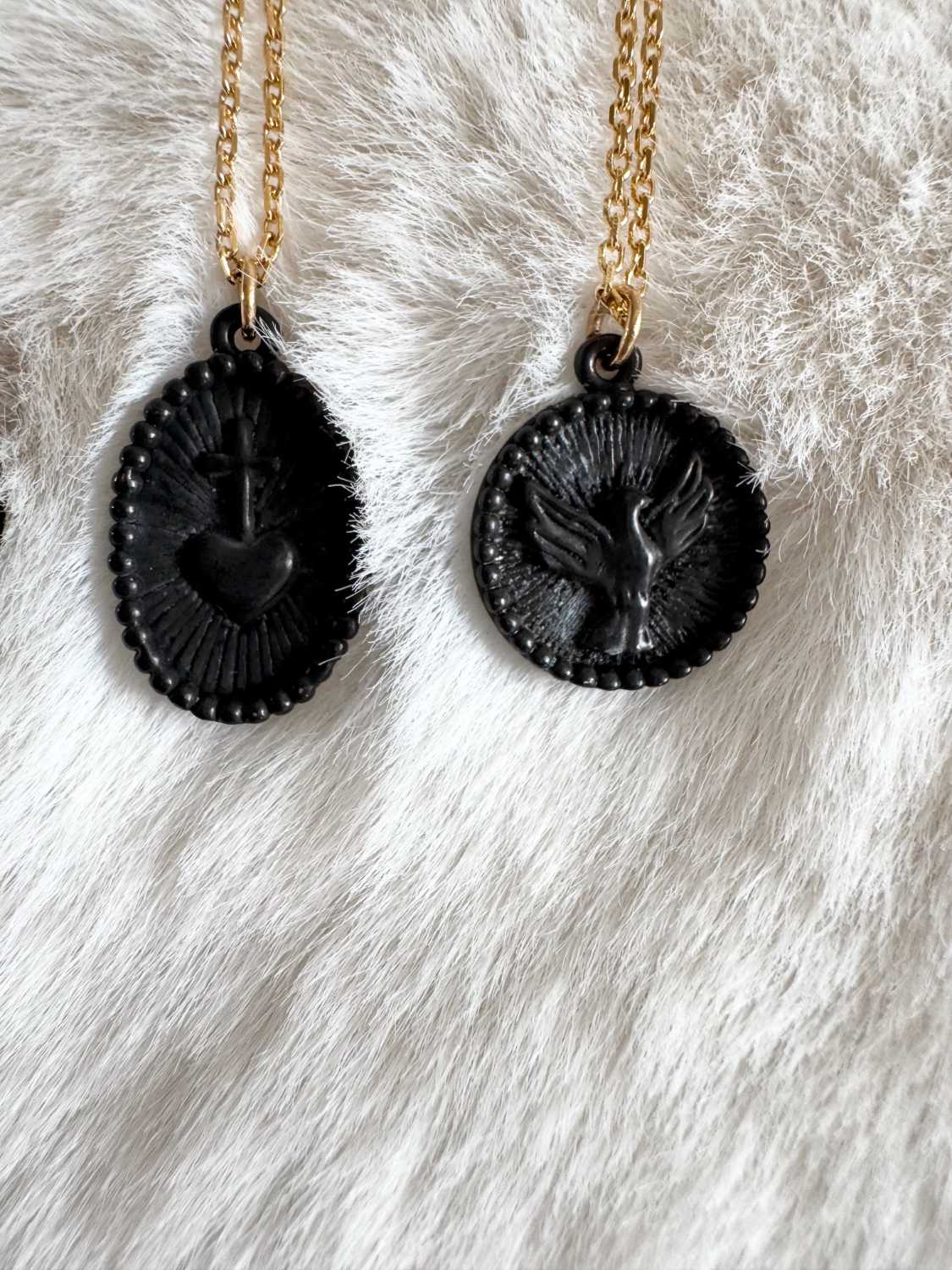 collier-croix-sacré-coeur-colombe-exvoto-noir-pendentif-chaine-mademoiselleoups3 collier chaine dorée médaille noire colombe et cœur exvoto - fabrication française design Mademoiselle Oups