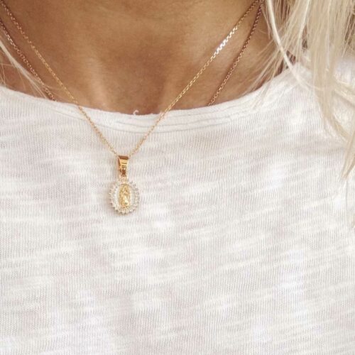 collier medaille doree madone email blanc zircon halo lumineux fabrication française mademoiselle oups