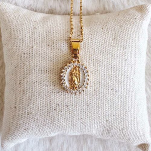 collier medaille doree madone email blanc zircon halo lumineux mademoiselle oups