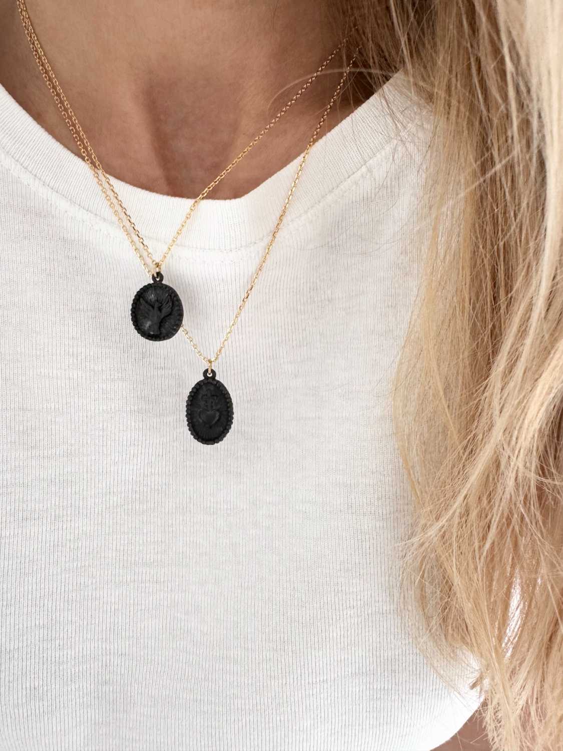 collier-sacré-coeur-colombe-exvoto-noir-pendentif-chaine-mademoiselleoups1 collier chaine dorée médaille noire exvoto - made in France design Mademoiselle Oups
