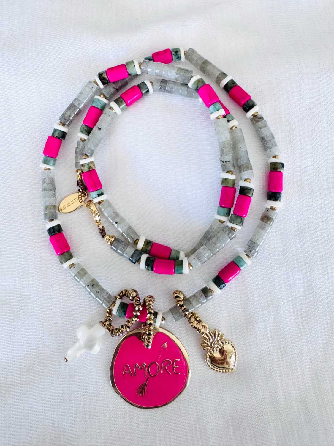NOMAD amore rose fluo et gris labradorite - Mademoiselle Oups Collier NOMAD gris et rose fluo avec médaille AMORE rose fluo, coeur doré et croix en nacre