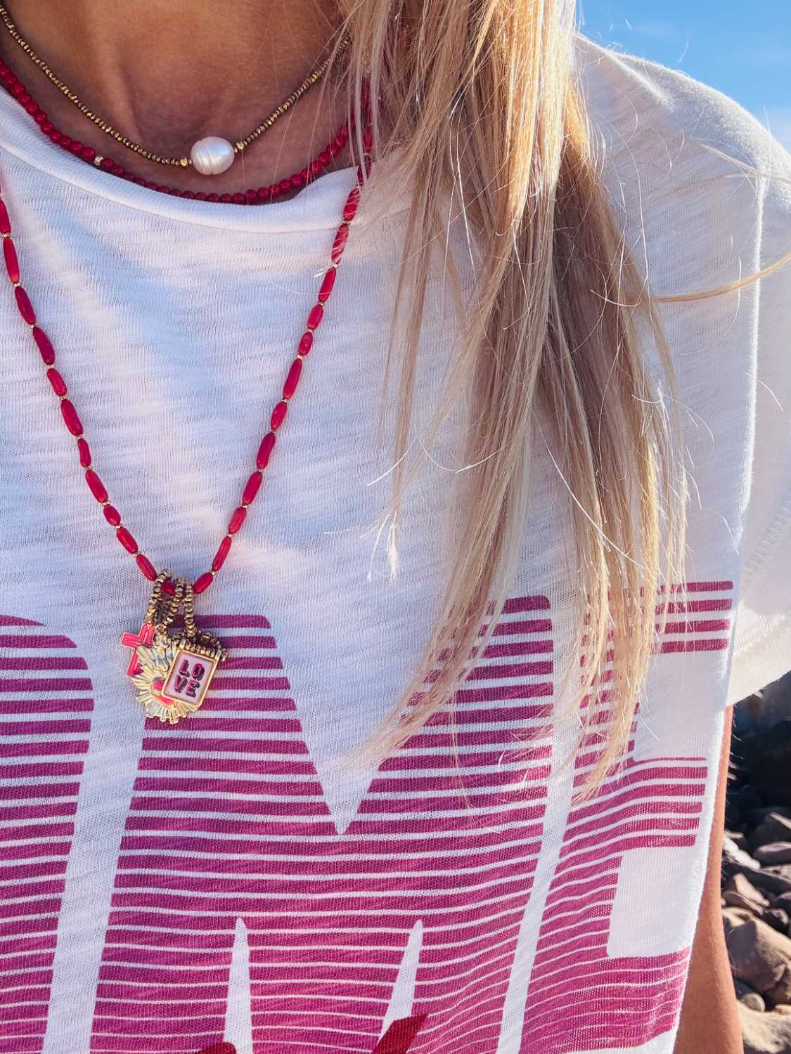 NOMAD collier Rosario en corail branche porté tshirt Ba&Sh (1) Collier NOMAD en corail rouge authentique mélangé avec de l'émail rose fluo