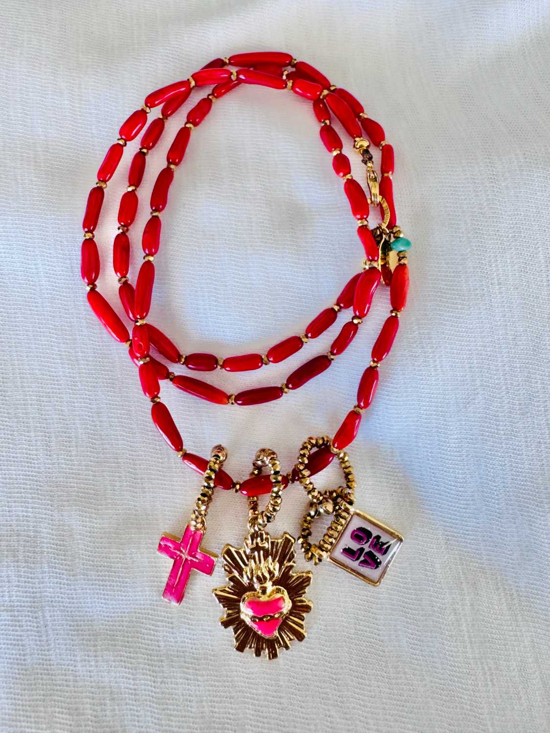 NOMAD ex-voto rouge corail sacré-coeur - Mademoiselle Oups Collier NOMAD rouge en corail branche avec croix rose fluo et coeur sacré rose fluo et doré charms symboliques émaillés