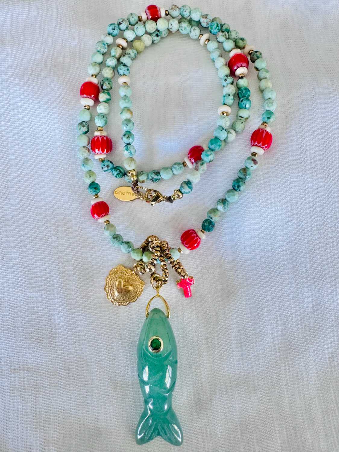 NOMAD poisson vert rouge - mademoiselle oups Collier NOMAD en perles de turquoise couleur vert d'eau avec poisson sculpté en aventurine et perles en verre rouge esprit talisman solaire