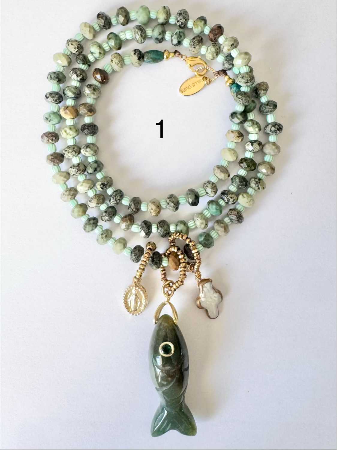 NOMAD-serie03-01-poisson-vert-african-turquoise Collier NOMAD série 03 en pierres vertes naturelles avec poisson vert en aventurine, médaille et croix nacrée dorée - fabrication française Mademoiselle Oups