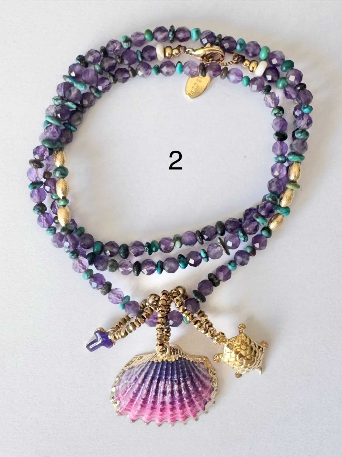 NOMAD-serie03-02-coquillage-amethyste Collier NOMAD série 03 en améthyste violette et turquoise du Nevada avec coquillage dégradé violet et rose, croix et breloques dorées - fabrication française Mademoiselle Oups