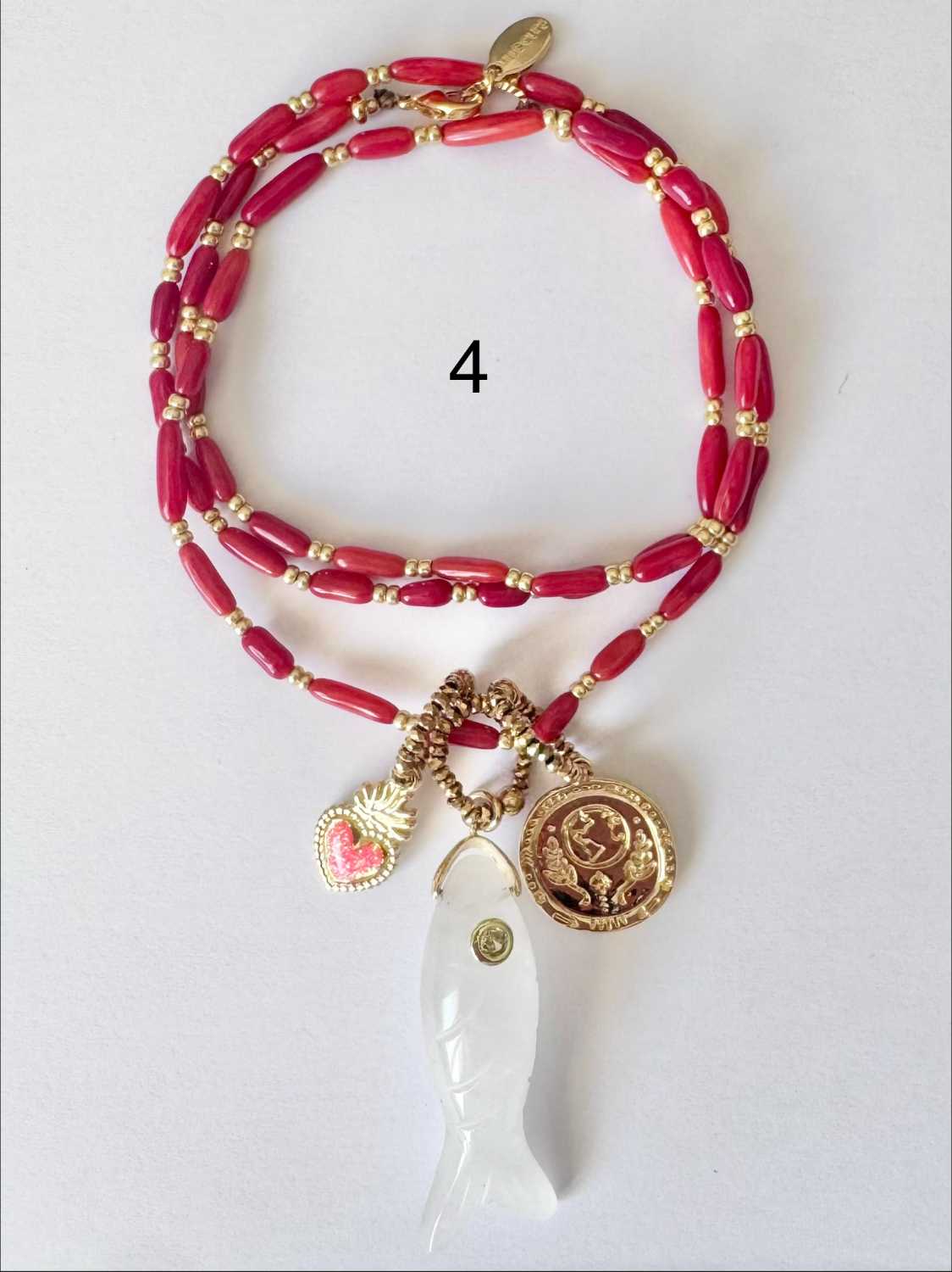 NOMAD-serie03-04-poisson-pierre-de-lune-corail Collier NOMAD série 03 en corail rouge avec poisson blanc en pierre de lune, coeur émaillé et médaille dorée - Mademoiselle Oups