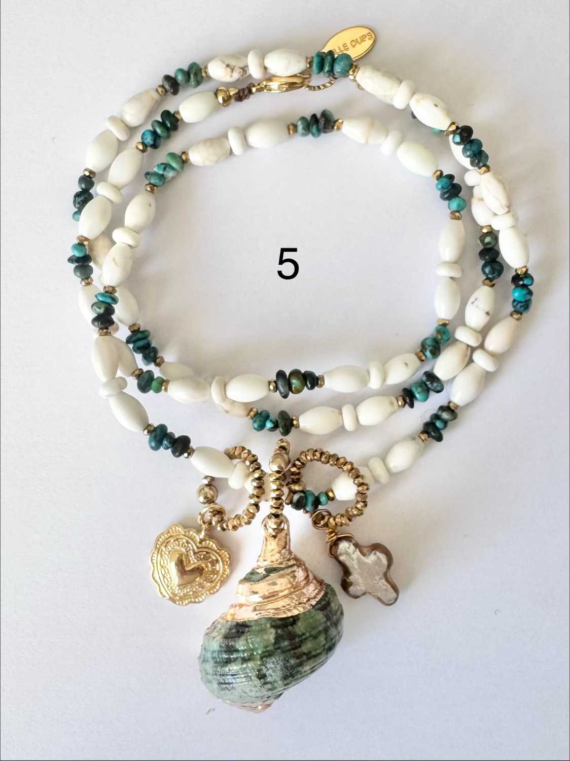 NOMAD-serie03-05-coquillage-vert-blanc Collier NOMAD série 03 blanc magnésite et turquoise du Nevada avec coquillage vert naturel et breloques dorées - fabrication française Mademoiselle Oups