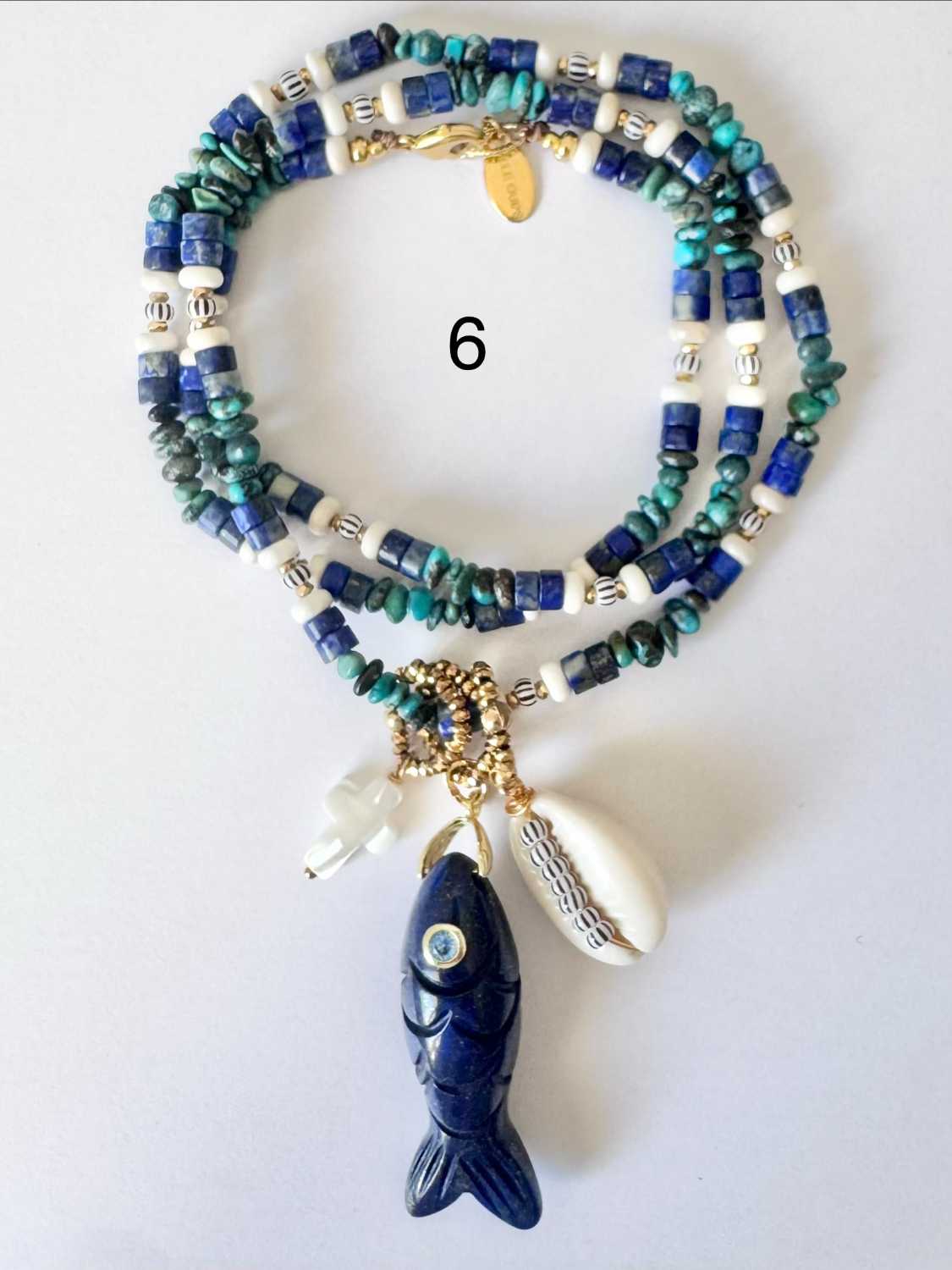 NOMAD-serie03-06-poisson-bleu-lapis-lazuli Collier NOMAD série 03 bleu profond avec poisson sculpté en lapis lazuli,, coquillage nacré et perles naturelles - Mademoiselle Oups