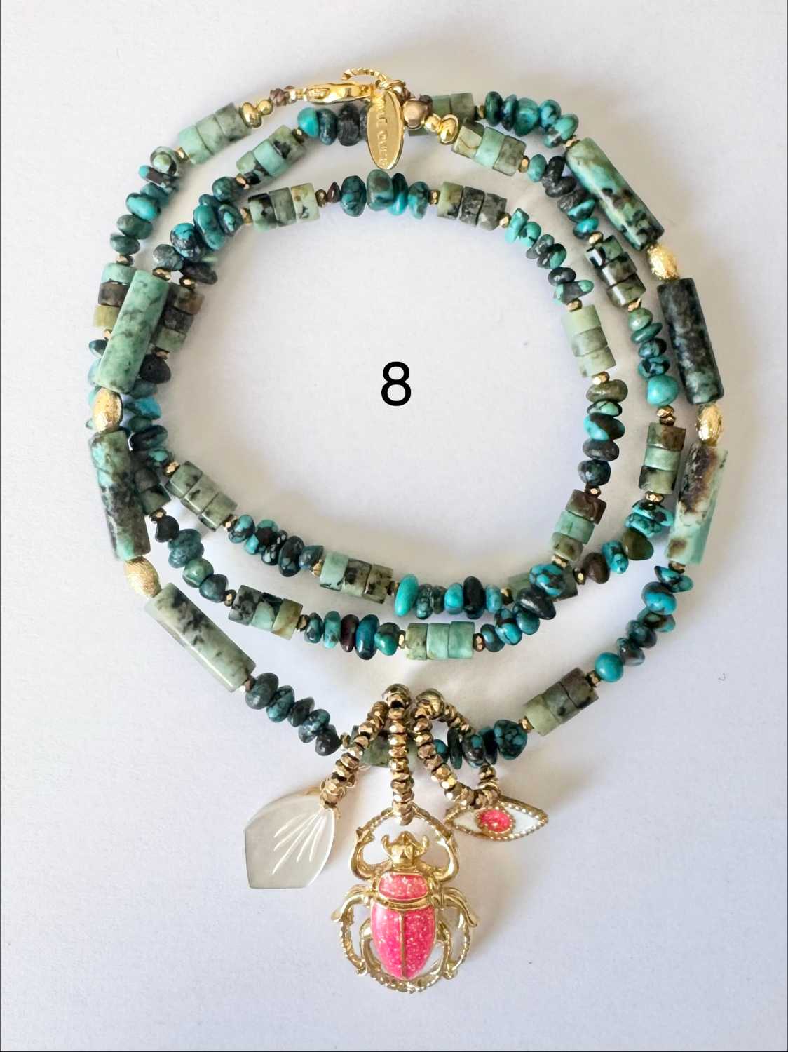 NOMAD-serie03-08-scarabee-corail-turquoise-verte Collier NOMAD série 03 vert minéral avec scarabée émaillé en corail pailletée, coquillage nacré et breloques dorées - atelier Mademoiselle Oups