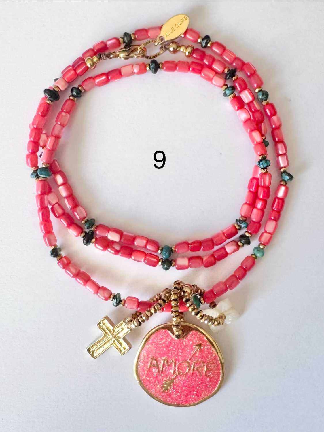 NOMAD-serie03-09-amore-rose-corail-paillettes Collier NOMAD série 03 rose corail en pierre de nacre avec pendentif AMORE, croix dorée et perles en turquoise du Nevada - fabrication Mademoiselle Oups