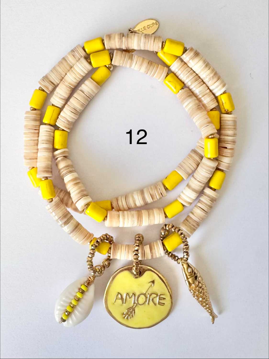 NOMAD-serie03-12-amore-jaune-coquillage-heishi Collier NOMAD série 03 sable et jaune soleil avec pendentif AMORE et breloques marines - imaginé par Mademoiselle Oups
