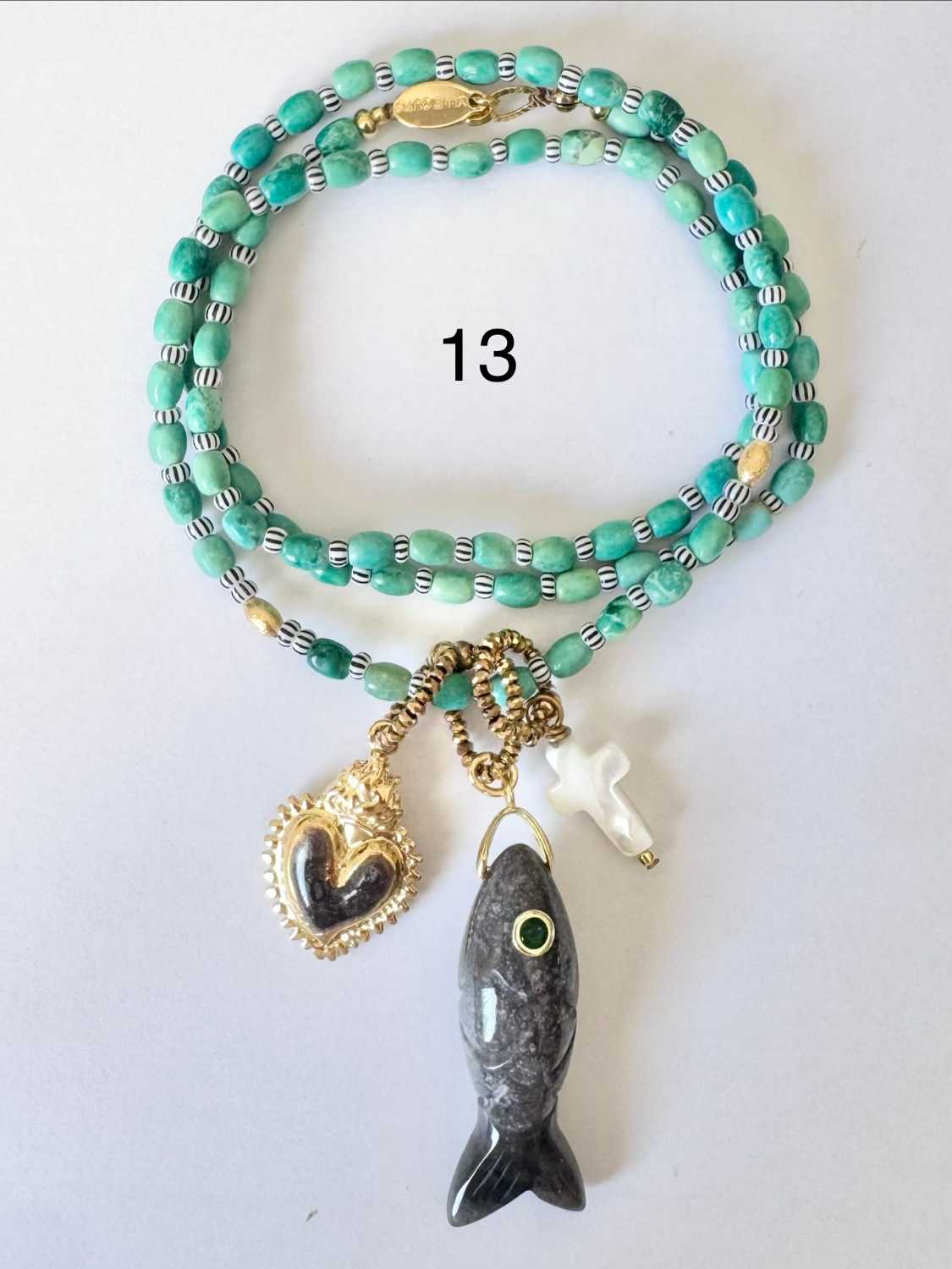 NOMAD-serie03-13-poisson-indian-agate-coeur-gris Collier NOMAD série 03 pierres vert lagon avec poisson en indian agate, cœur gris nacré et croix en nacre - fabrication française Mademoiselle Oups