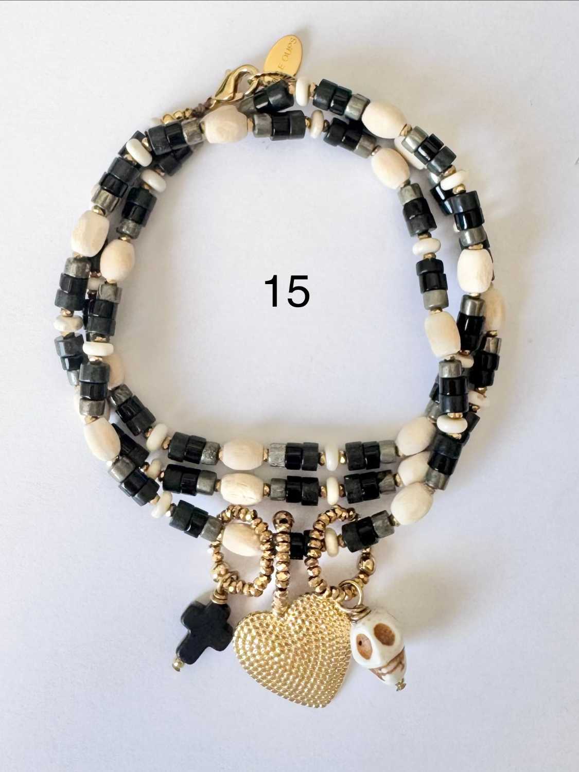 NOMAD-serie03-15-coeur-or-tete-de-mort-croix-noire Collier NOMAD série 03 noir et ivoire avec cœur doré, tête de mort ivoire et croix en onyx - fabriqué à l'atelier par Mademoiselle Oups