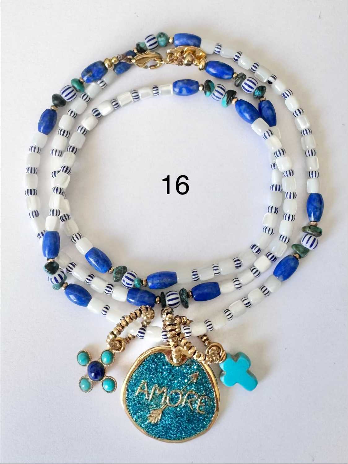 NOMAD-serie03-16-amore-bleu-turquoise-paillettes Collier NOMAD série 03 bleu et blanc avec pendentif AMORE en émail turquoise pailleté, croix bleue et croix turquoise - Mademoiselle Oups