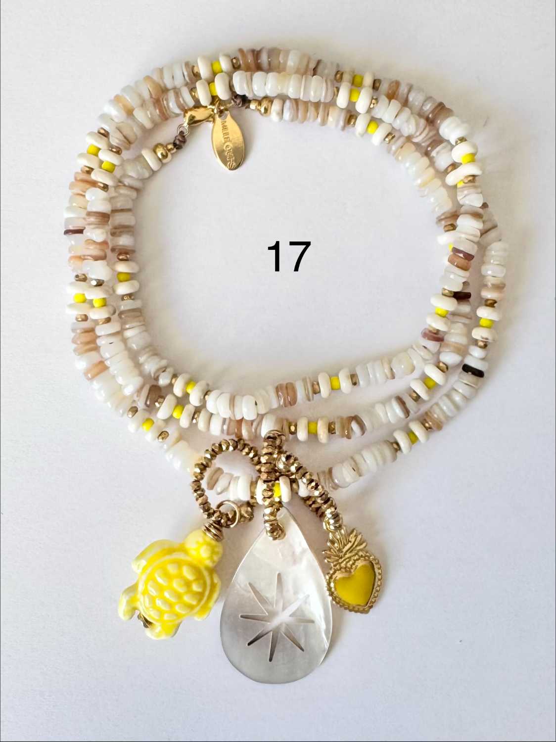 NOMAD-serie03-17-etoile-nacre-tortue-jaune Collier NOMAD série 03 en perles de coquillage ivoire et perles jaunes avec étoile nacrée, tortue jaune et cœur émaillé jaune - fabrication française Mademoiselle Oups
