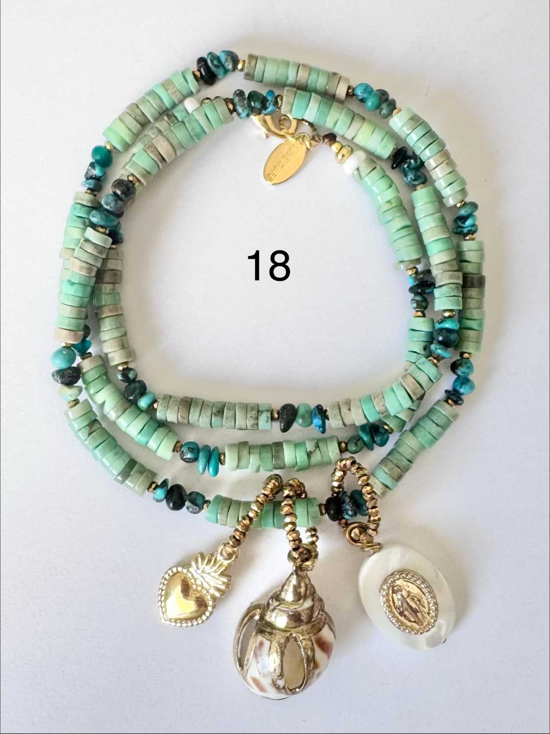 NOMAD-serie03-18-coquillage-or-aventurine Collier NOMAD série 03 en améthyste et pierres vert d'eau avec coquillage doré et breloques dorées - Mademoiselle Oups
