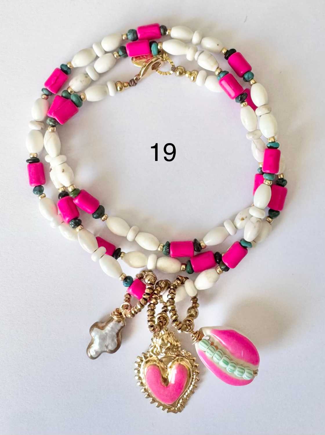 NOMAD-serie03-19-coeur-rose-fuchsia-cauri Collier NOMAD série 03 blanc magnésite et rose fuchsia avec turquoises du Nevada, cœur rose flashy et cauri émaillé - création Mademoiselle Oups