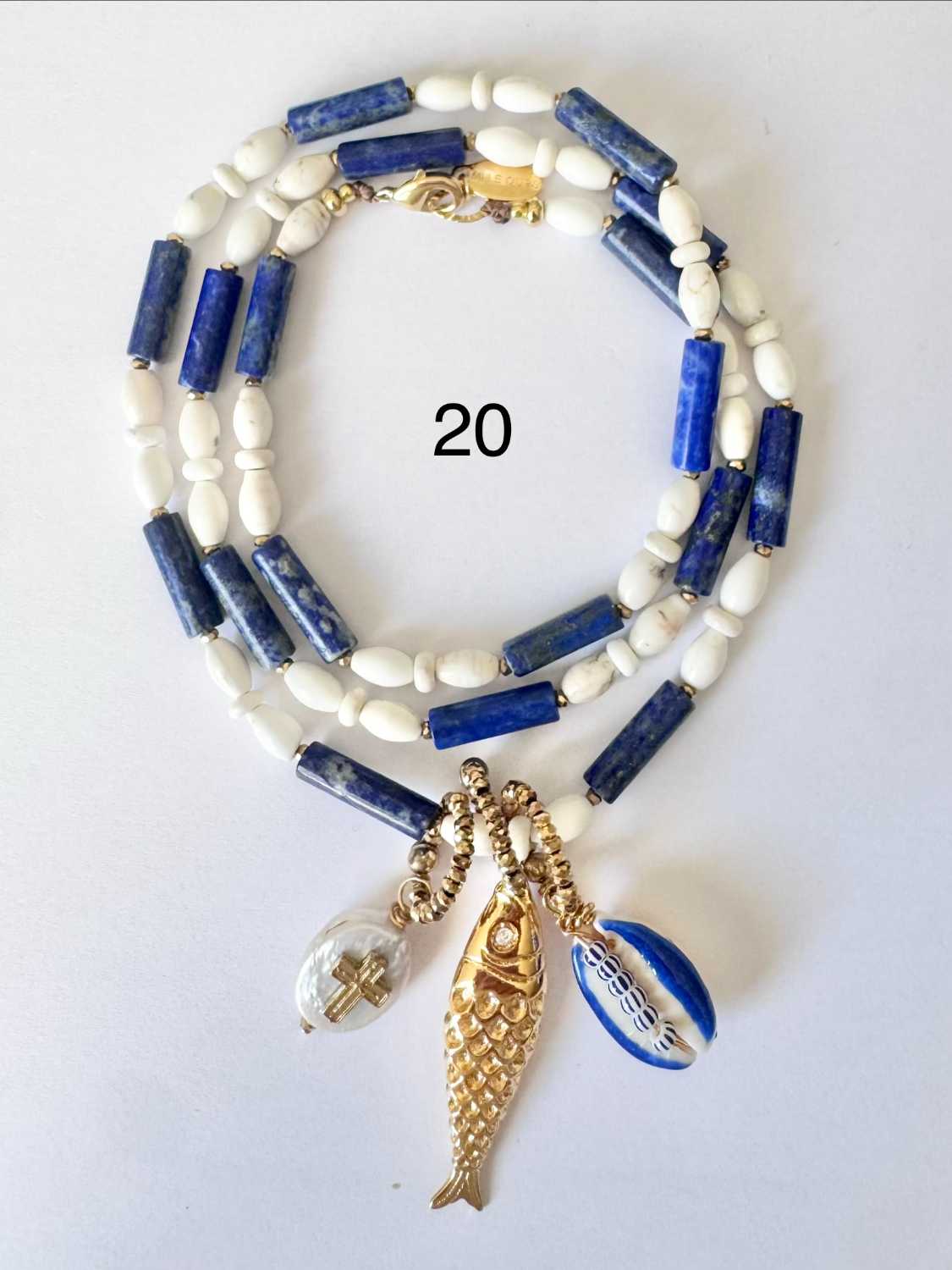 NOMAD-serie03-20-poisson-or-cauri-bleu-roy Collier NOMAD série 03 en magnésite ivoire et perles en lapis lazuli bleu profond avec poisson doré, cauri bleu et galet en nacre - fabrication et création françaises Mademoiselle Oups
