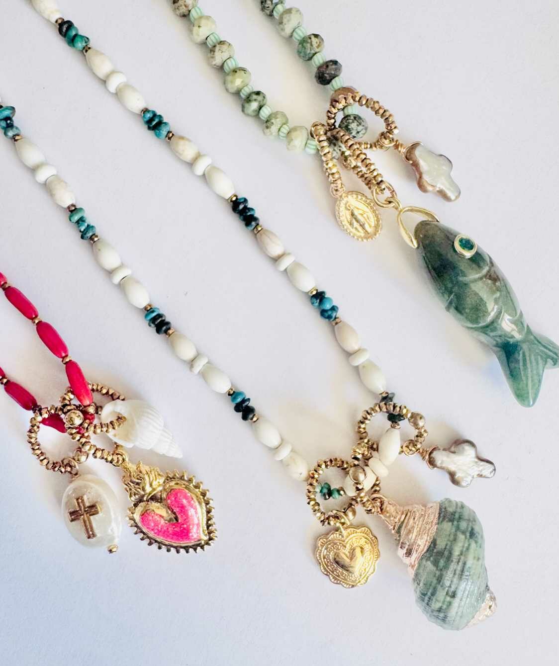 NOMAD-serie03-lot-presentation-poisson-coeur-pierres-naturelles Ensemble de colliers NOMAD série 03 en pierres semi-précieuses et pendentifs poisson et coeur - Création Mademoiselle Oups