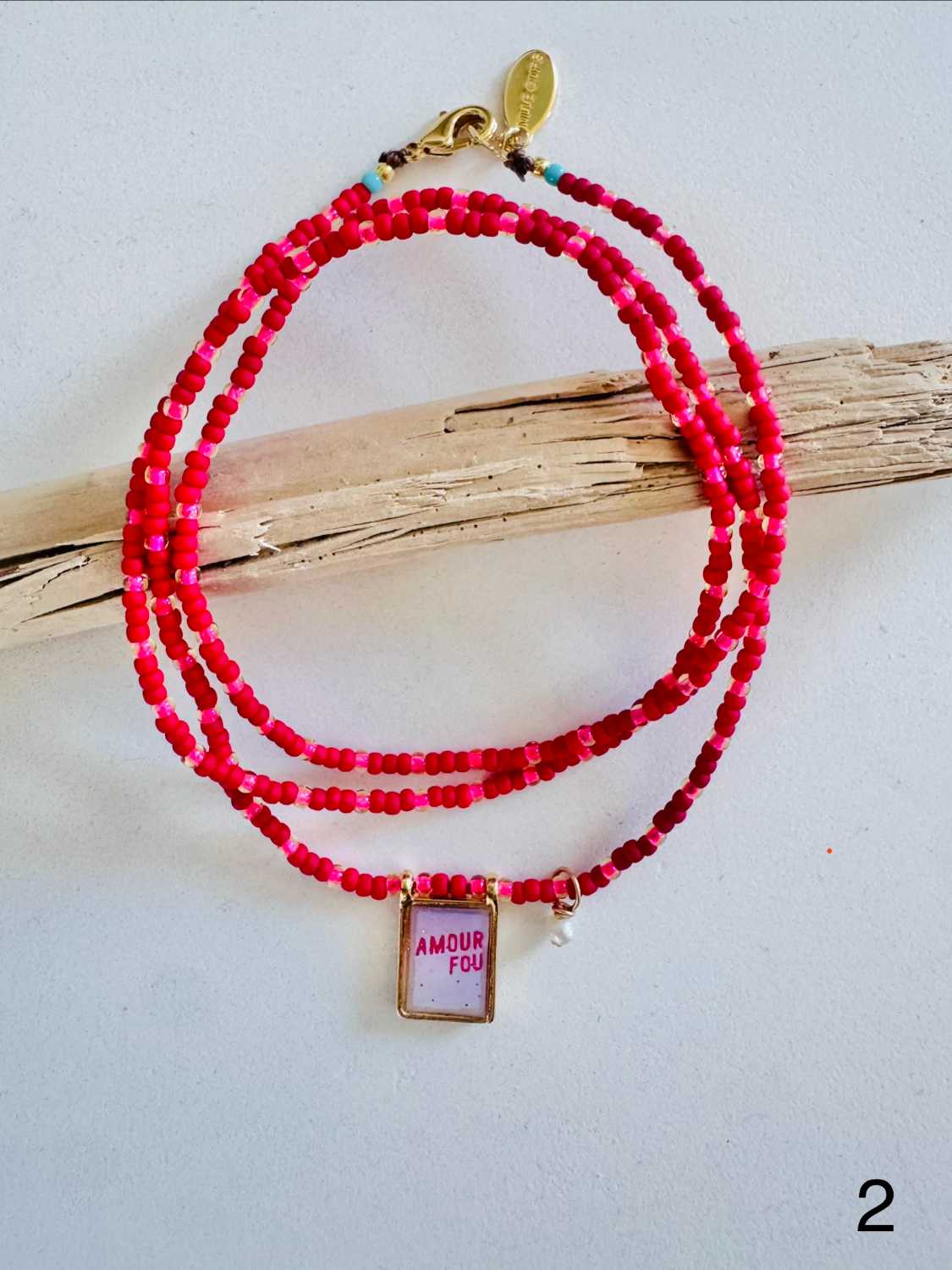 AMULET color amour fou perles rouge et corail Collier AMULET Amour Fou sur collier de perles rouge et corail, bijou coloré esprit ibiza - Mademoiselle Oups