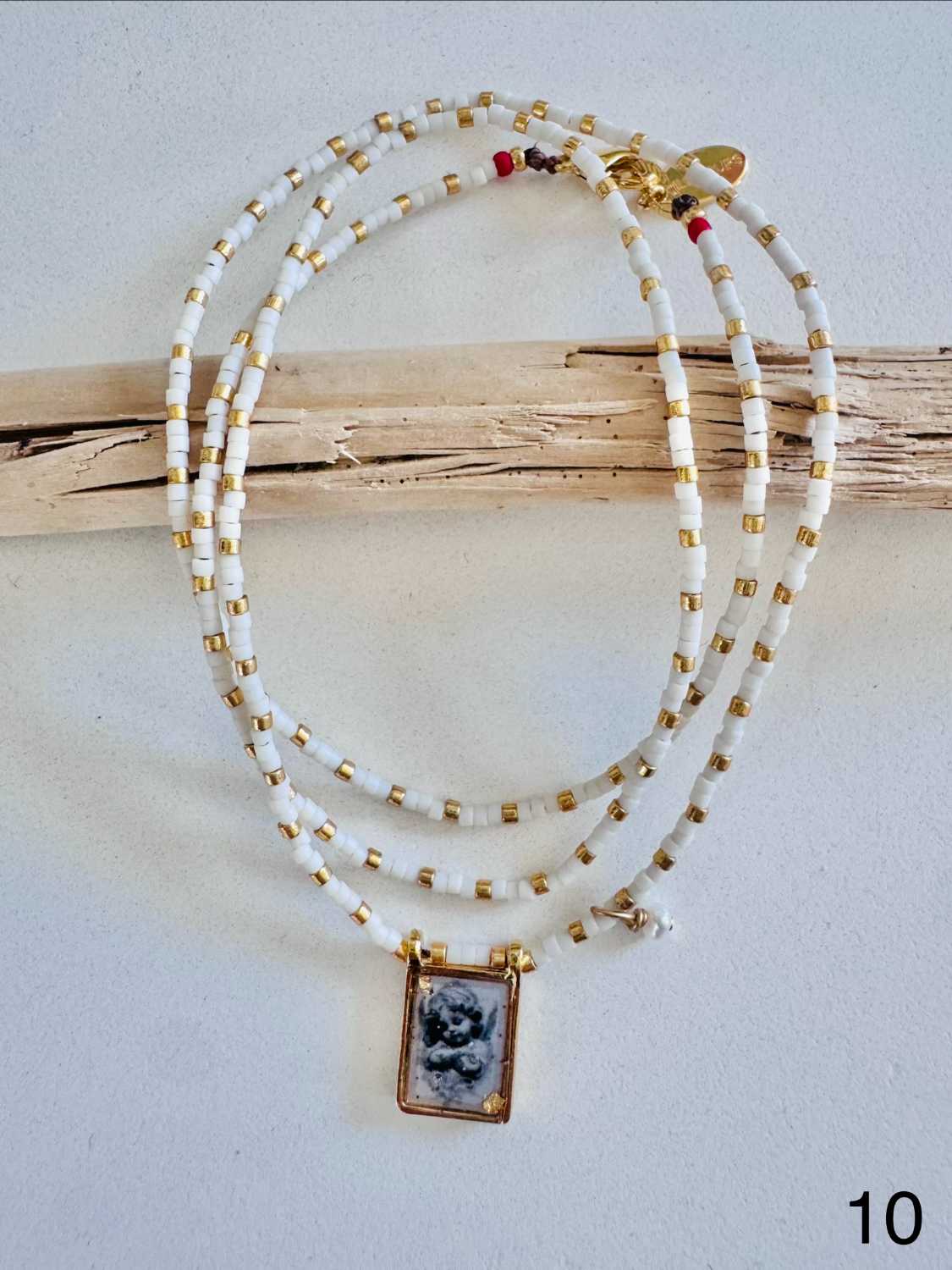 AMULET color ange perles ivoire dorées Collier AMULET ange protecteur sur collier de perles ivoire, bijou chic doré - Mademoiselle Oups
