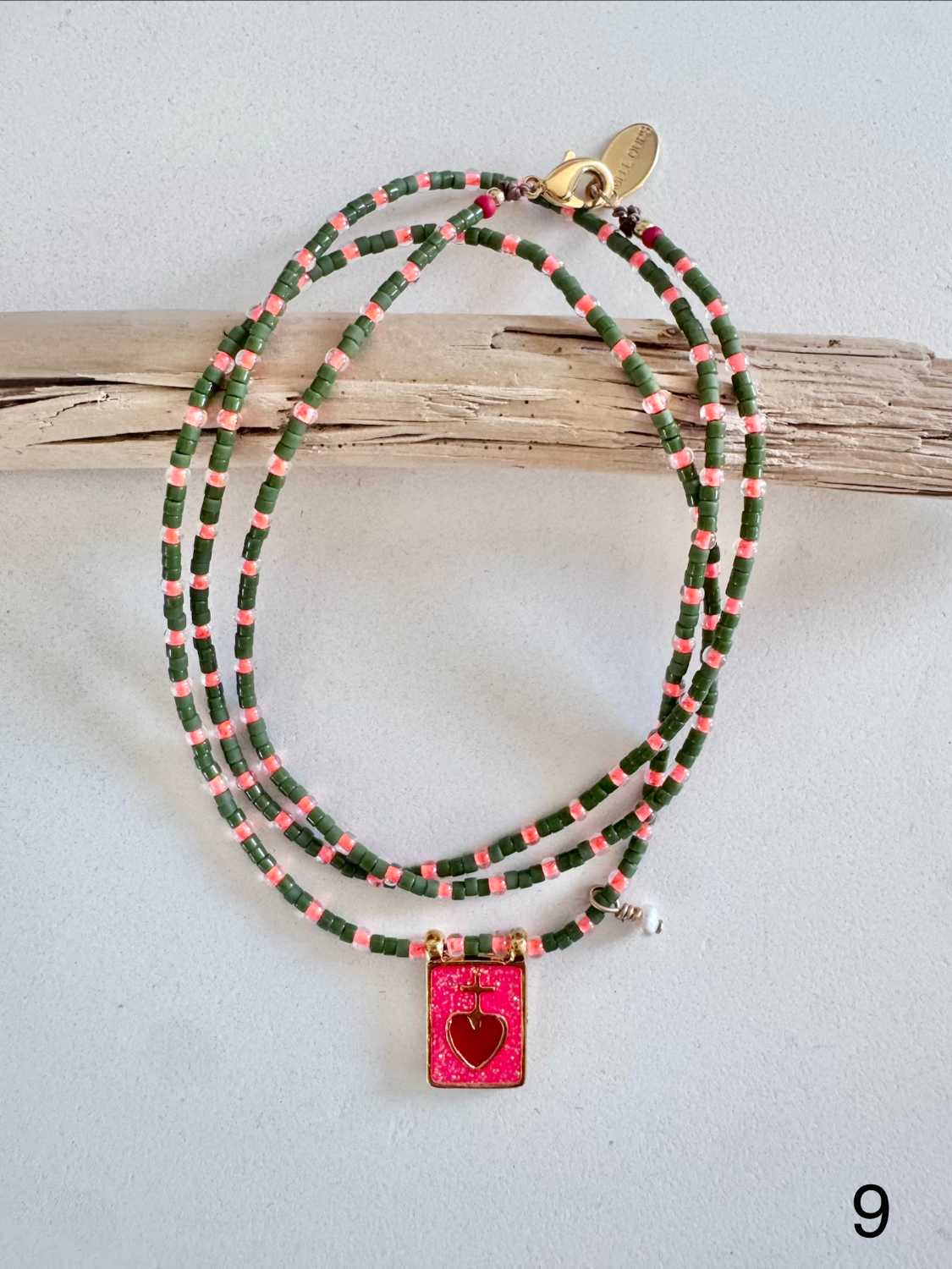 AMULET color coeur rouge corail perles kaki corail Collier AMULET sacré cœur rouge sur collier de perles kaki et corail, collier bohème coloré - Mademoiselle Oups